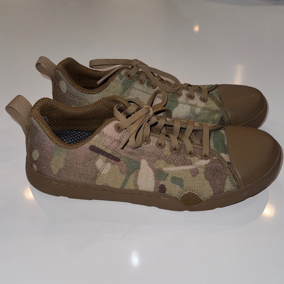 Altama Maritime Assault Low boots in a MultiCam camouflage pattern. Size 9.5W - Picture 2 of 9
